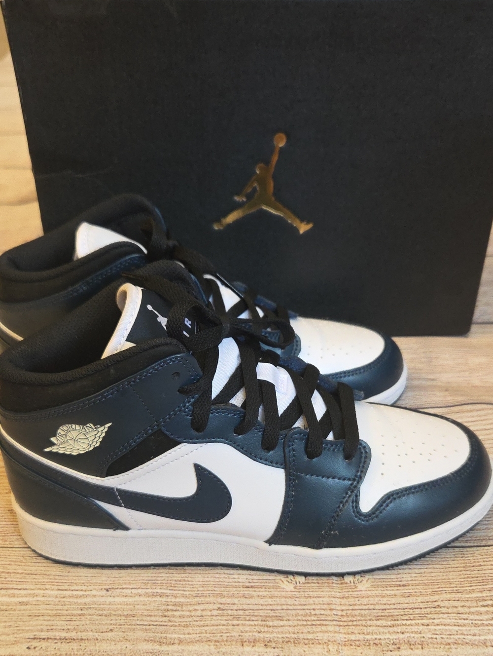 Nike Jordan 1 Mid Youth Size 7 - Womens 8.5